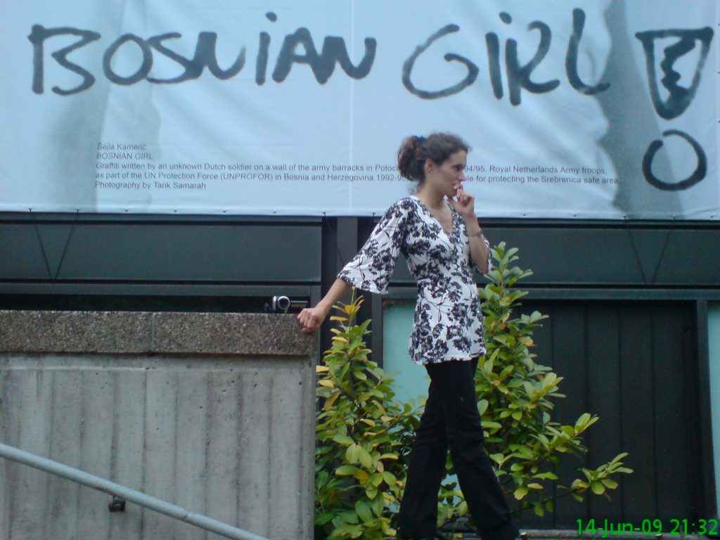 daxpix2009.jan-aug-827 Alexandra Weise vor dem Kunstmuseum Bochum