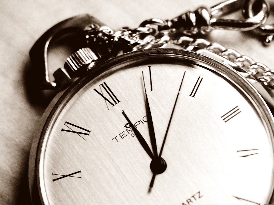 zeit_uhr Nahaufnahme einer Uhr als Symbol für Zeit und Zahlen