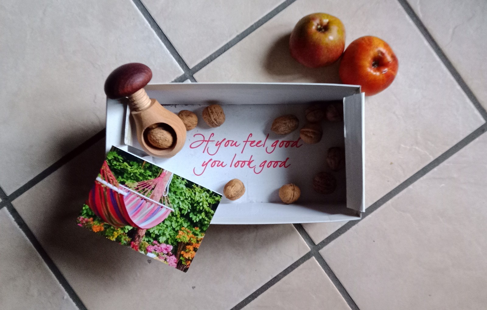 Bücher und Obst als persönliche Alltagsaufnahme