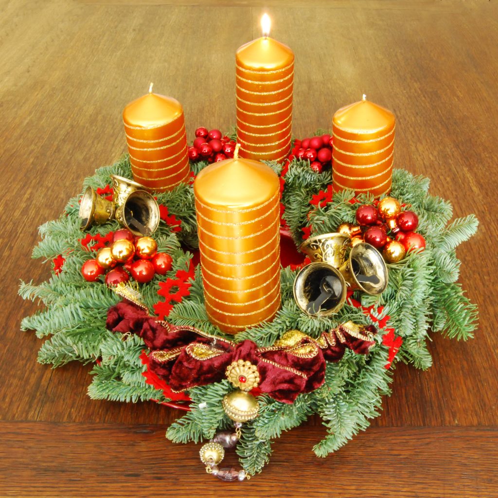 4Zutaten_Blog_Adventskranz-1.Advent Adventskranz mit einer brennenden Kerze zum Pentalogie-Einstieg
