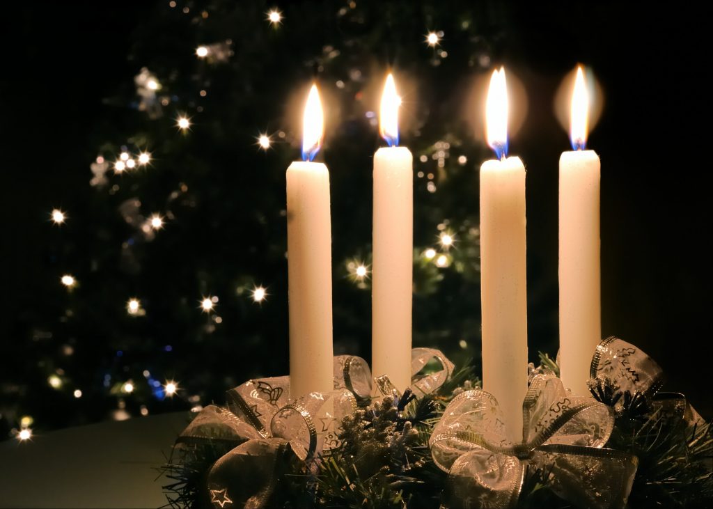 Adventskranz mit vier brennenden Kerzen