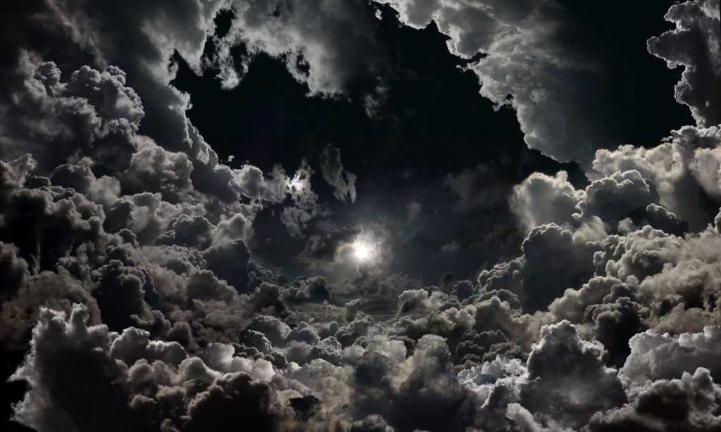 black cloud Dunkle Wolken mit Licht als Illustration im Beitrag über The Tools