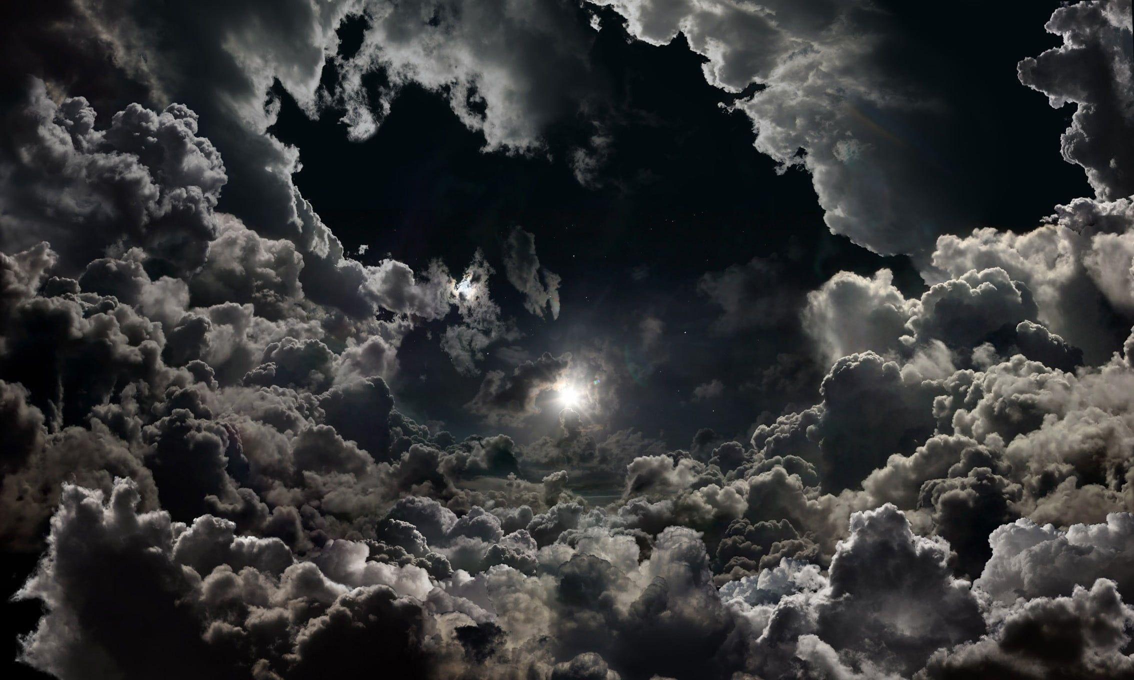 Dunkle Wolken mit Licht als Illustration im Beitrag über The Tools