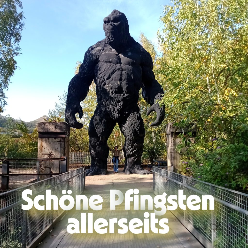 Alexandra an einer Gorilla-Skulptur bei der Völklinger Hütte