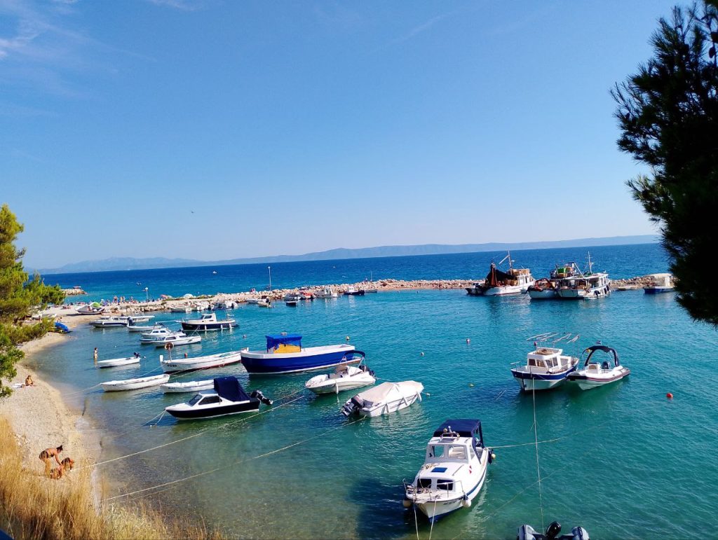 Boote im Hafen von Promajna vor Küste und Meer