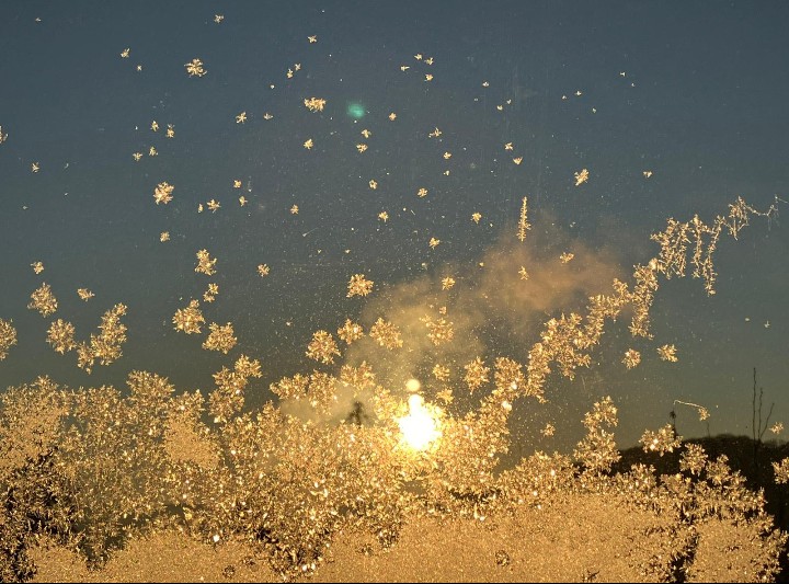 Goldene Lichtpunkte und Sterne als Illustration zu Buch Pente