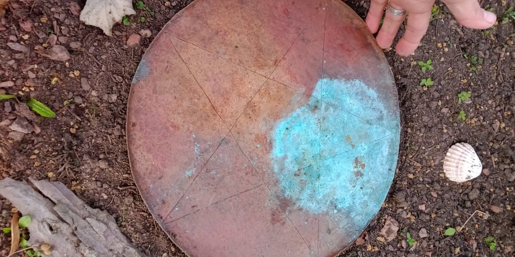 Messingplatte mit eingraviertem Pentagramm und farbiger Patina