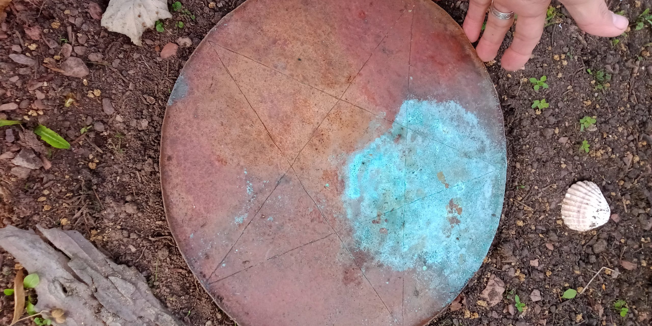 Messingplatte mit eingraviertem Pentagramm und farbiger Patina